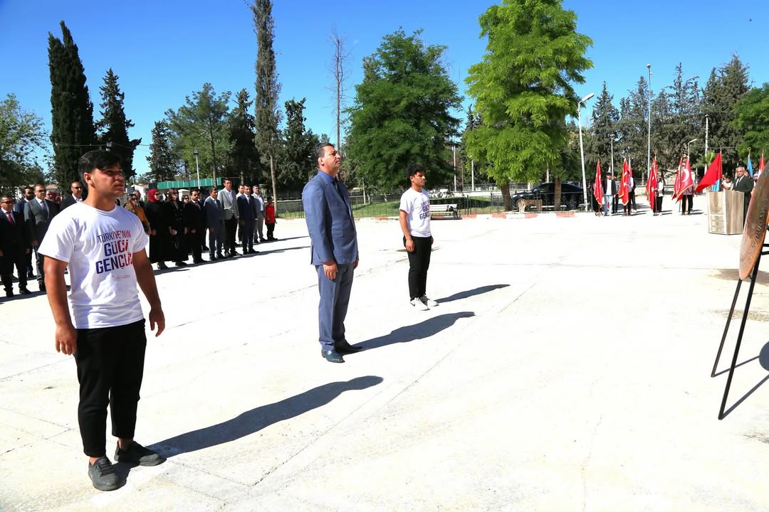 19 Mayıs Atatürk’ü Anma Gençlik ve Spor Bayramı münasebetiyle Atatürk Anıtı’na çelenk sunma töreni düzenlendi.