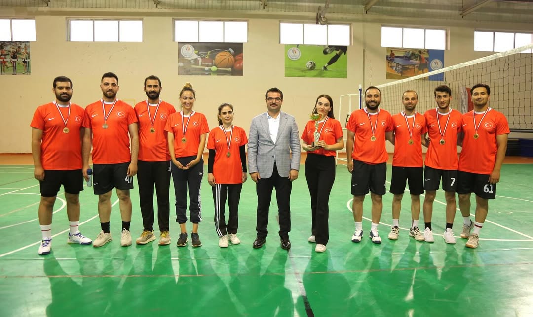 Kaymakamımız Harun Reşit HAN Öğretmenler Arası Voleybol Turnuvası final maçına katıldı.