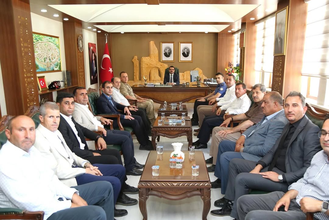 Kaymakamımız Harun Reşit HAN, ilçe protokol üyeleri, muhtarlarımız ve vatandaşlarımızı makamında ağırlayarak bayramlaştı.