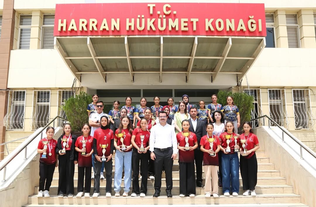 Şanlıurfa il birincisi olan Parapara Ortaokulu voleybol takımı sporcularımız, Kaymakamımız Harun Reşit HAN’ı makamında ziyaret etti.