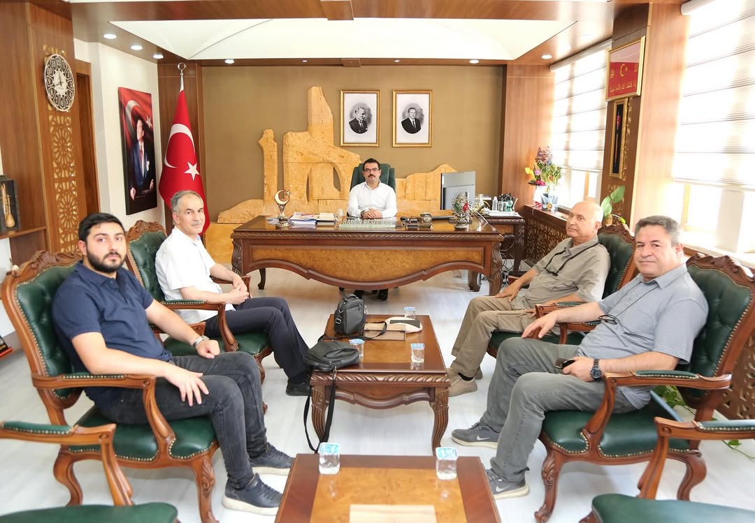 Harran Ören Yeri Kazı Başkanı Prof. Dr. Mehmet Önal ve GAPGündemi Gazetesi yetkilileri Kaymakamımız Harun Reşit HAN’ı ziyaret etti.