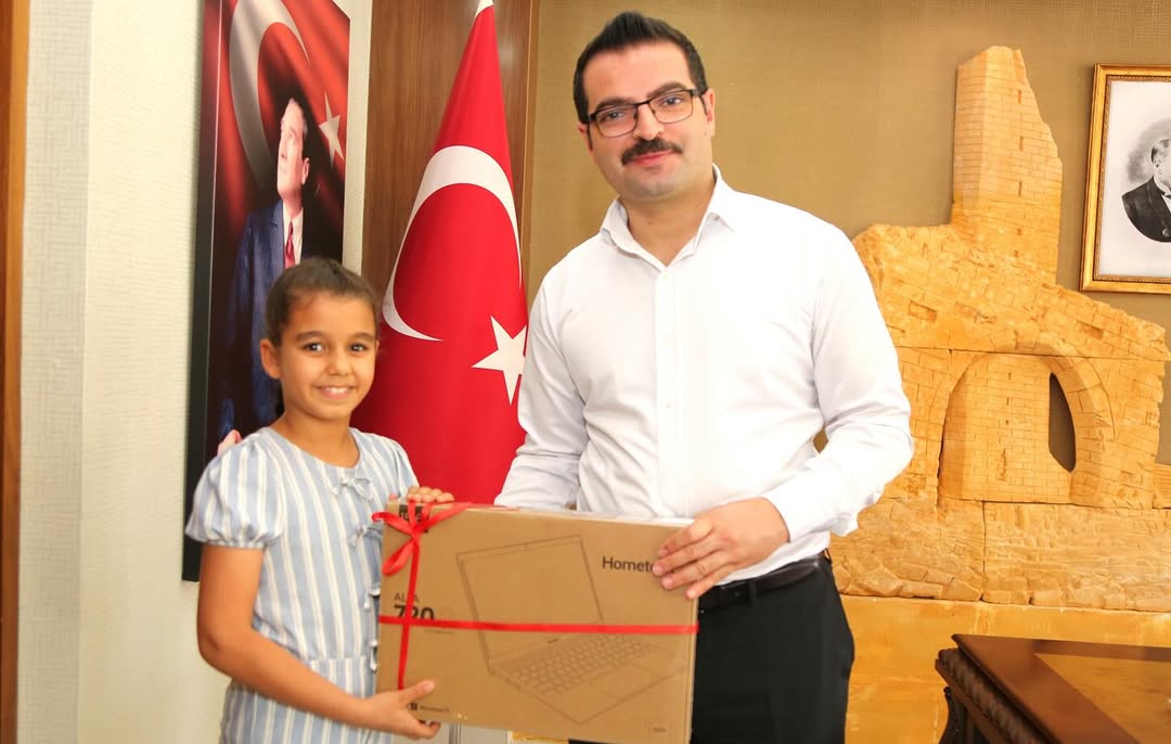 Kaymakamlığımız tarafından düzenlenen Harran Okuma Yarışmasında dereceye giren öğrenci ve öğretmenlerimize, ödülleri takdim edildi.